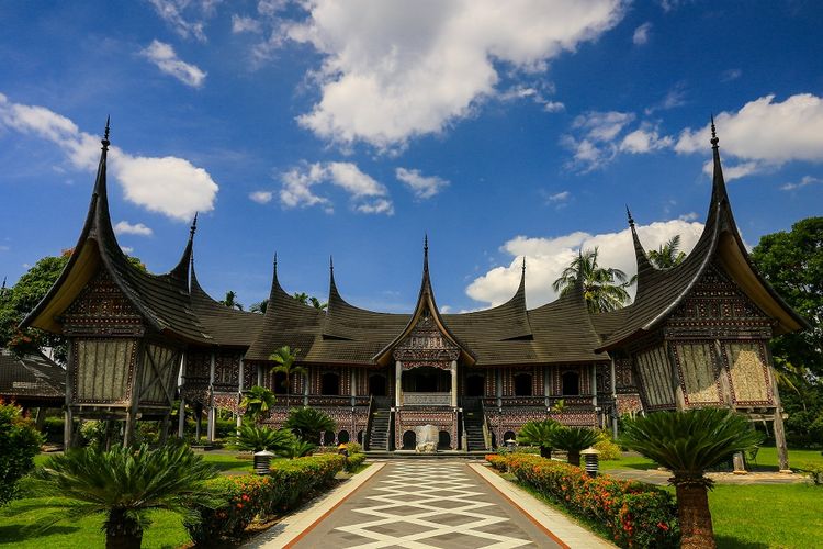 Rumah Gadang Dan Rangkiang - KibrisPDR