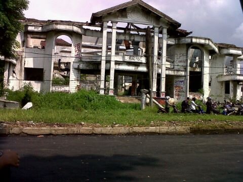Detail Rumah Hantu Darmo Di Surabaya Nomer 21