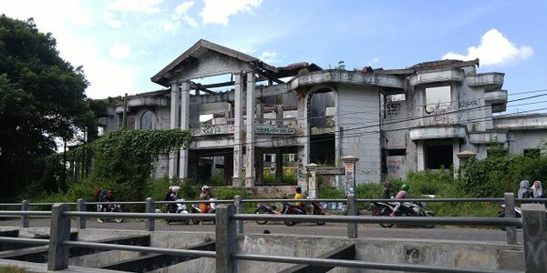 Detail Rumah Hantu Darmo Di Surabaya Nomer 25