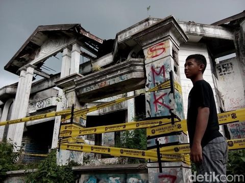 Detail Rumah Hantu Darmo Di Surabaya Nomer 6