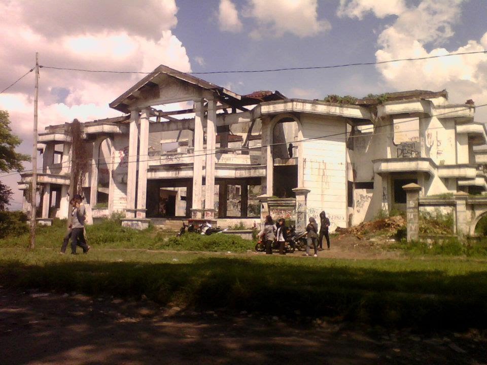 Detail Rumah Hantu Darmo Di Surabaya Nomer 49
