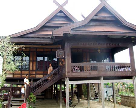 Detail Rumah Kayu Bugis Nomer 10
