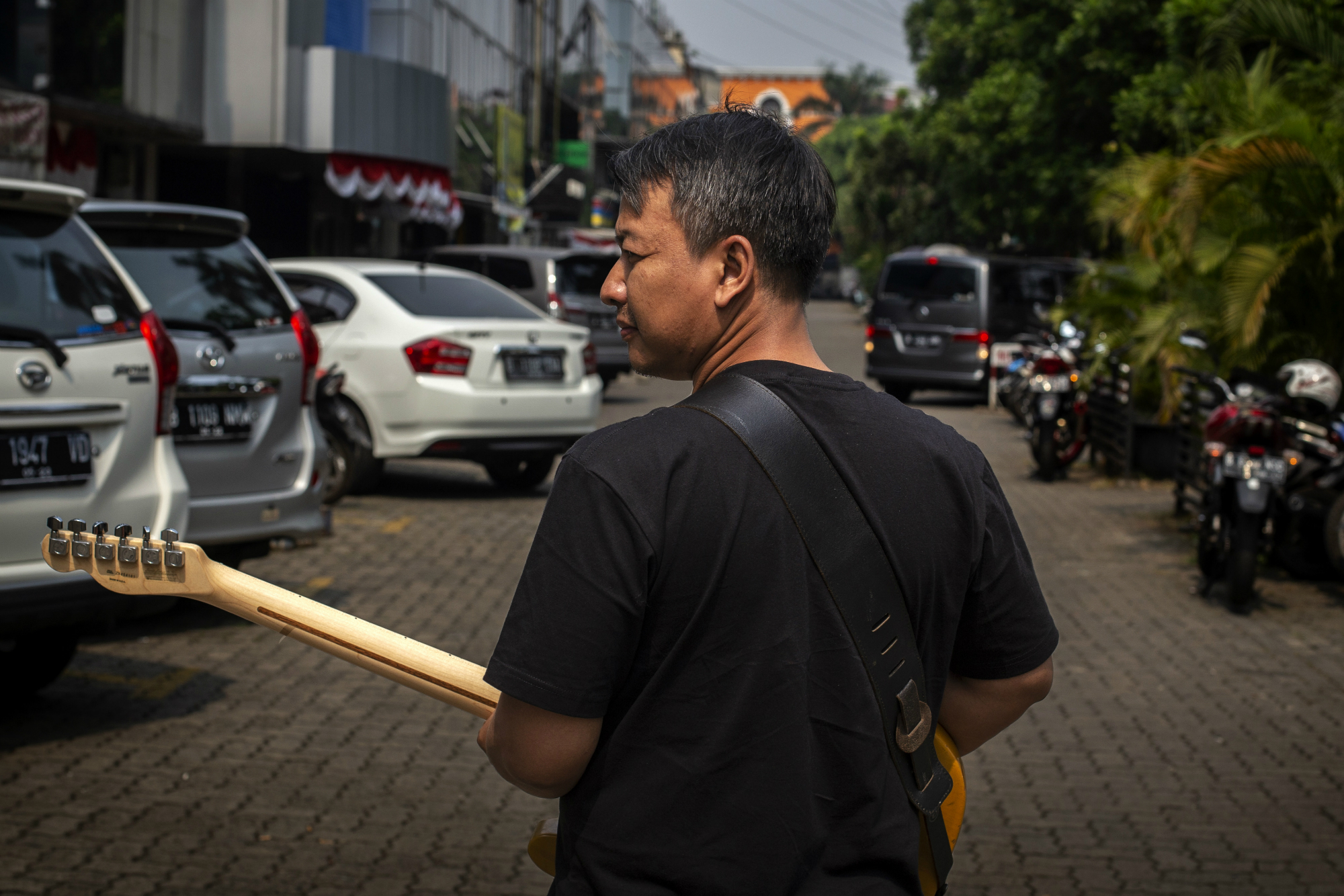 Detail Vokalis Efek Rumah Kaca Nomer 50