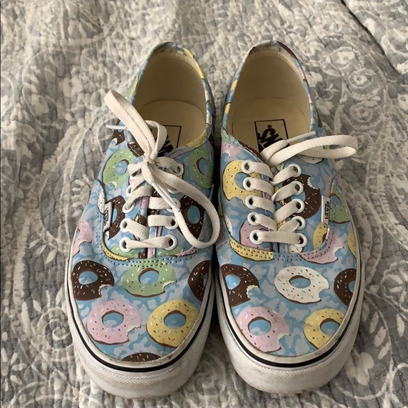 Detail Donut Print Vans Nomer 51