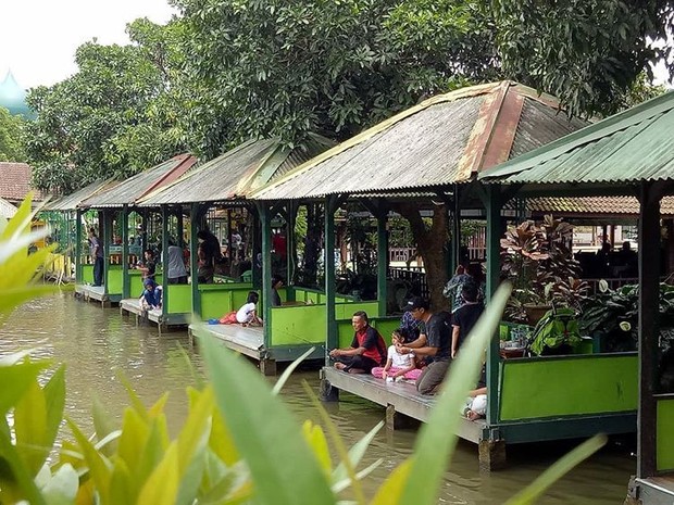 Detail Rumah Makan Dan Pemancingan Nomer 5