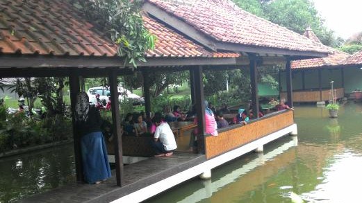 Detail Rumah Makan Di Majalengka Nomer 8