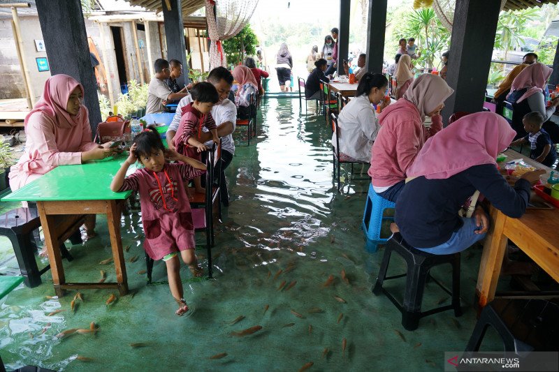 Detail Rumah Makan Diatas Kolam Ikan Nomer 7