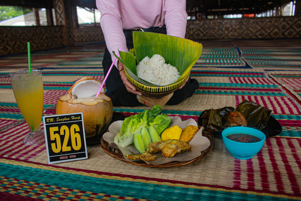 Detail Rumah Makan Punclut Nomer 7