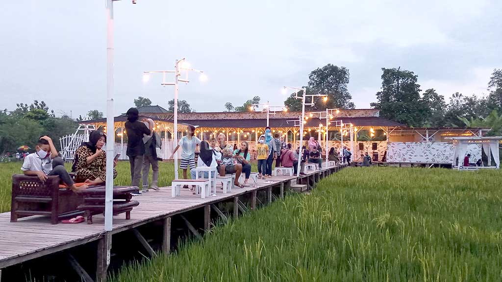 Detail Rumah Makan Tengah Sawah Nomer 6