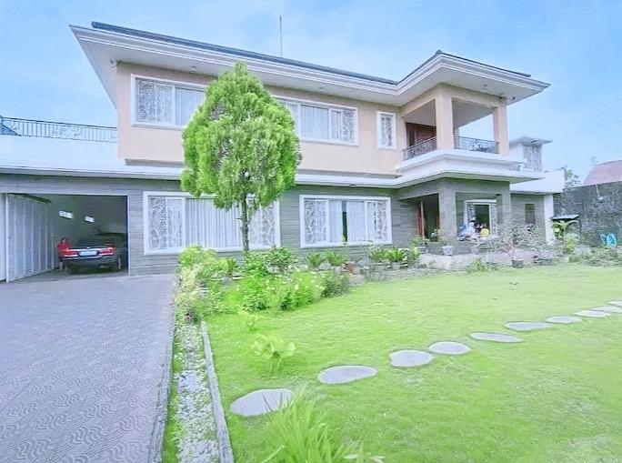 Detail Rumah Mewah Dengan Halaman Luas Nomer 28