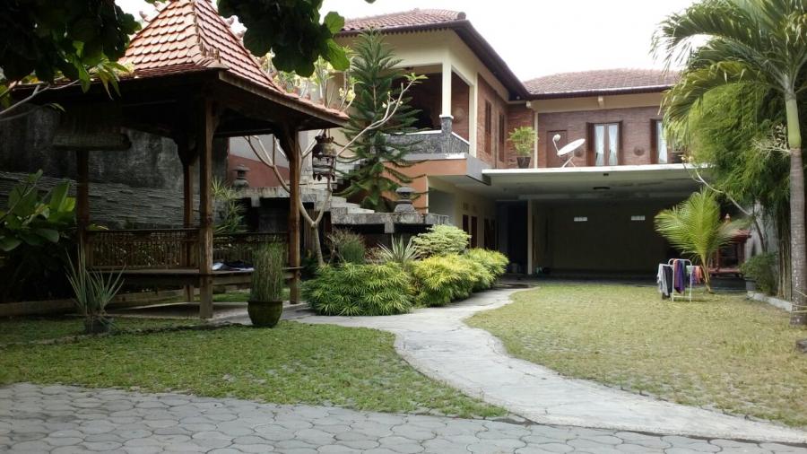 Detail Rumah Mewah Dengan Halaman Luas Nomer 50