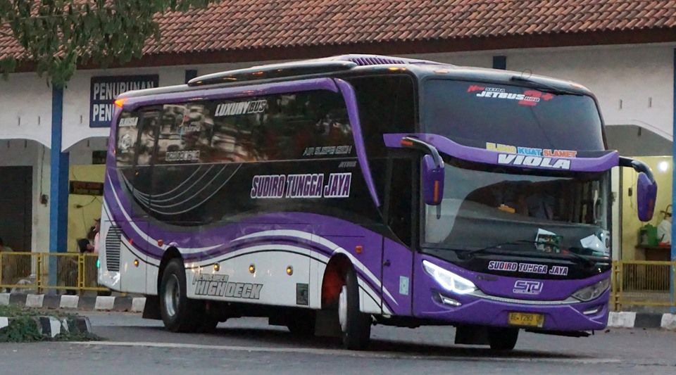 Detail Wallpaper Bus Pariwisata Nomer 22