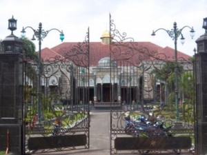 Detail Rumah Pemilik Masjid Kubah Emas Nomer 29