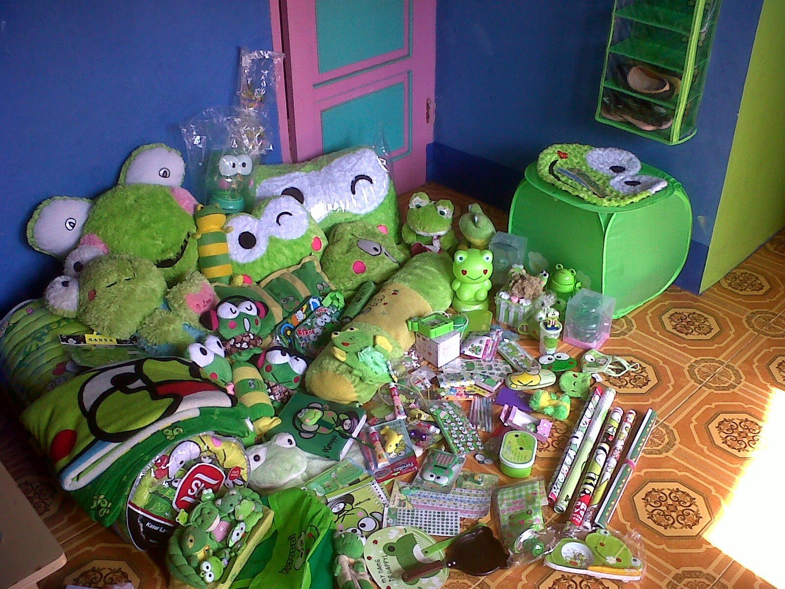 Detail Wallpaper Dinding Kamar Keroppi Nomer 52