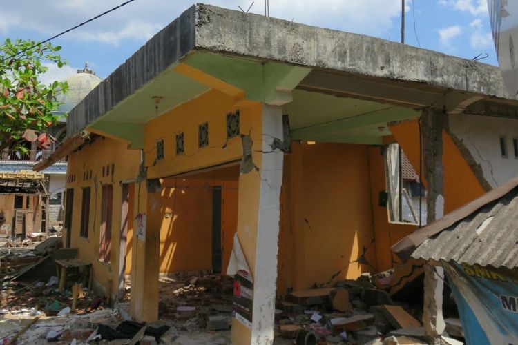 Detail Rumah Rusak Gempa Lombok Nomer 2