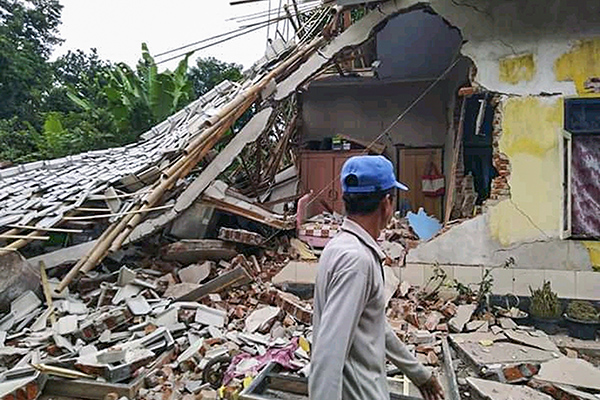 Detail Rumah Rusak Gempa Lombok Nomer 4