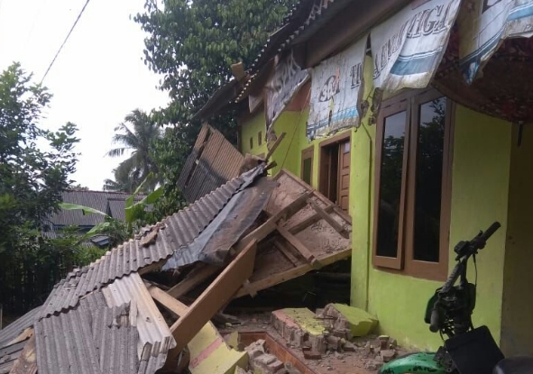 Detail Rumah Rusak Gempa Lombok Nomer 44