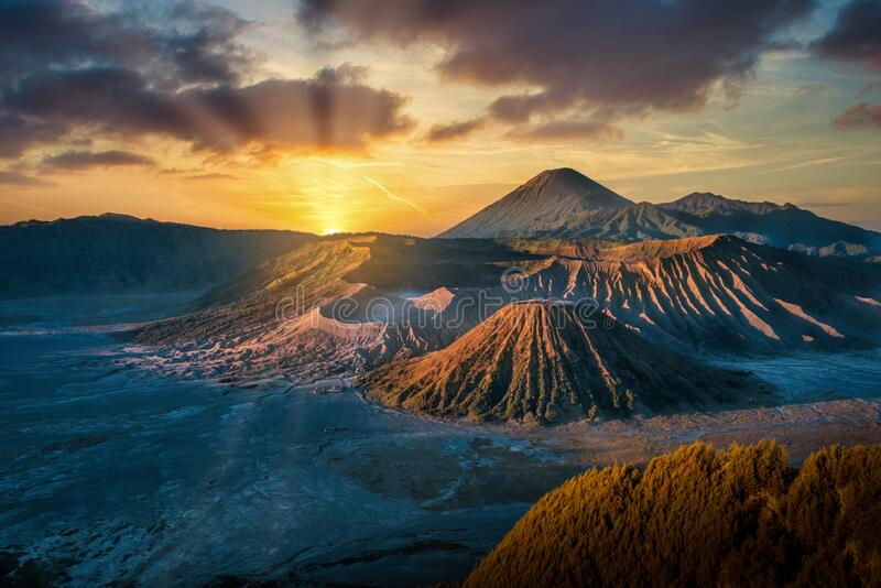 Detail Wallpaper Gunung Indonesia Nomer 31