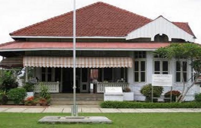 Detail Rumah Soekarno Di Bengkulu Nomer 19