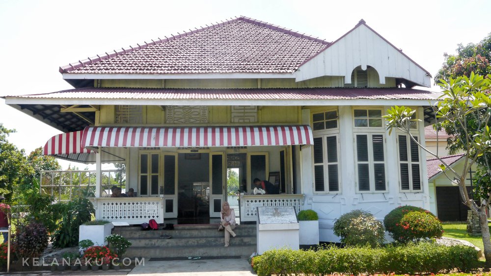 Detail Rumah Soekarno Di Bengkulu Nomer 21