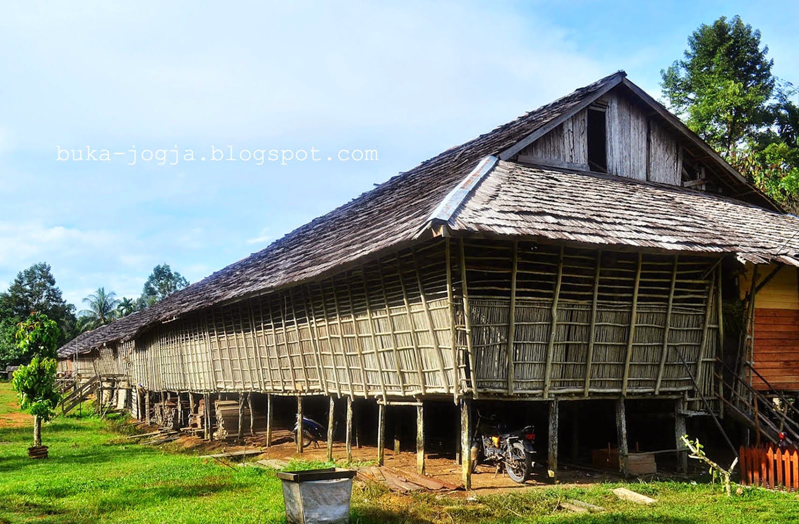 Detail Rumah Tradisional Kalimantan Barat Nomer 21