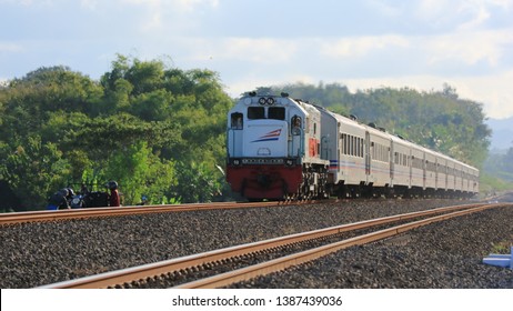 Wallpaper Kereta Api Indonesia Hd - 55+ Koleksi Gambar