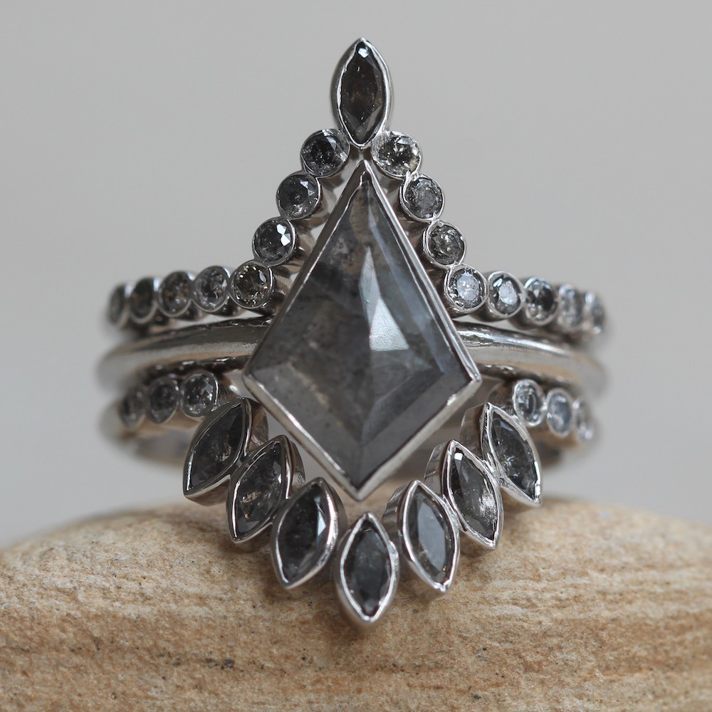 Detail Salt And Pepper Diamond Kite Ring Nomer 18