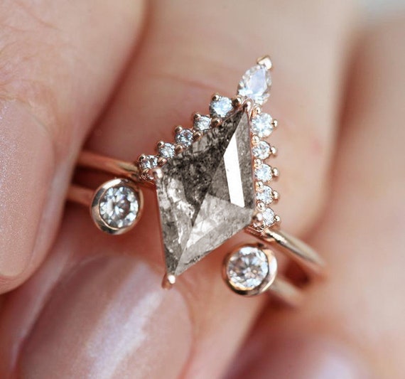 Detail Salt And Pepper Diamond Kite Ring Nomer 7