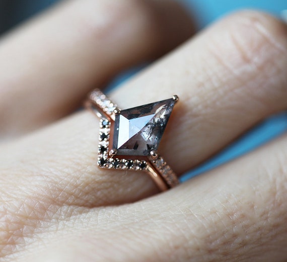 Detail Salt And Pepper Diamond Kite Ring Nomer 10