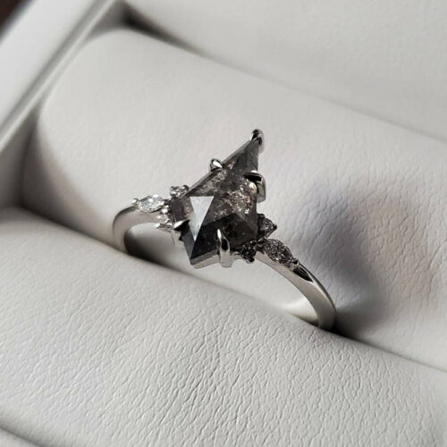 Detail Salt And Pepper Kite Diamond Ring Nomer 24