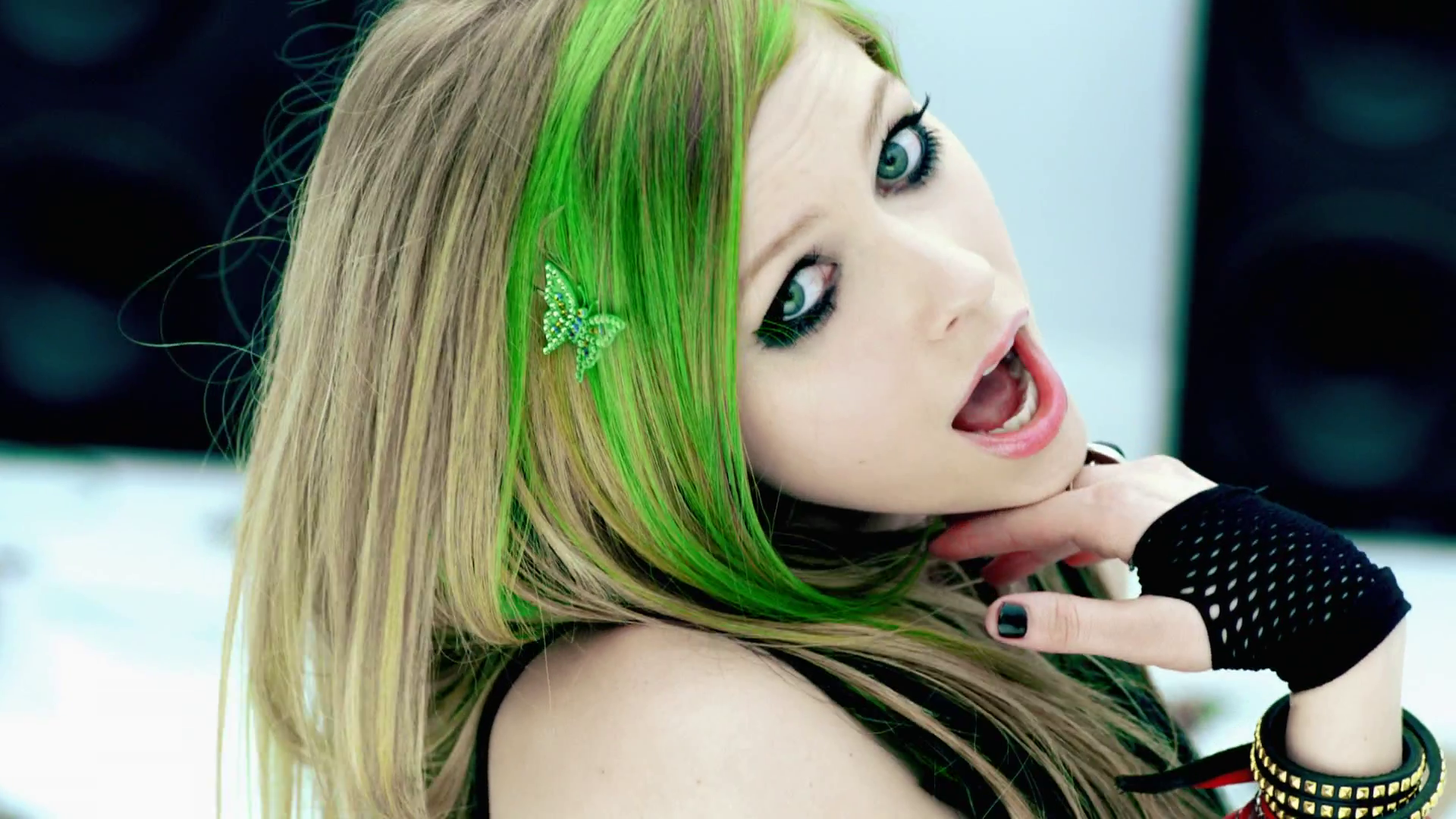 Detail Download Avril Lavigne Smile Nomer 16