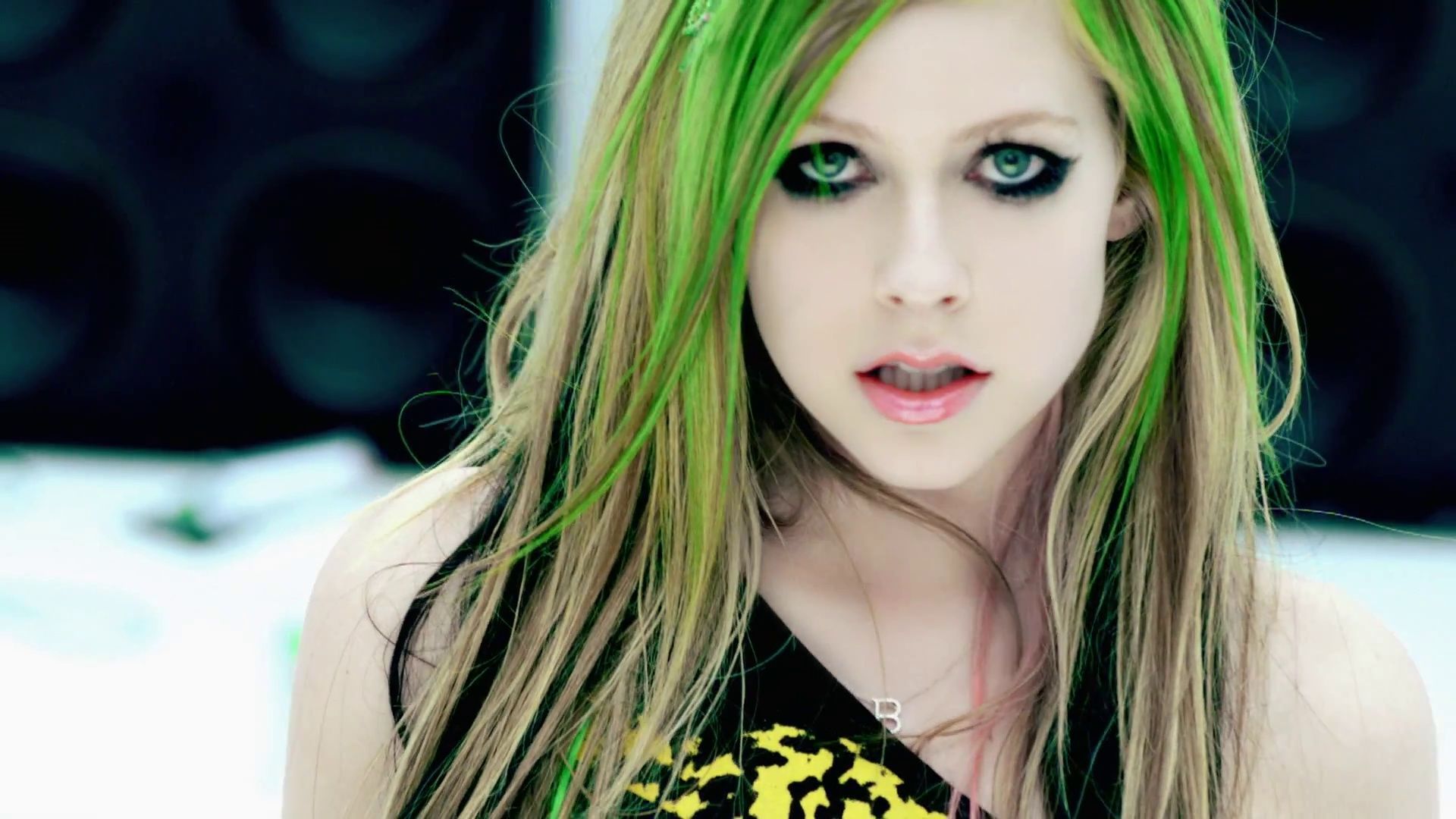 Detail Download Avril Lavigne Smile Nomer 40