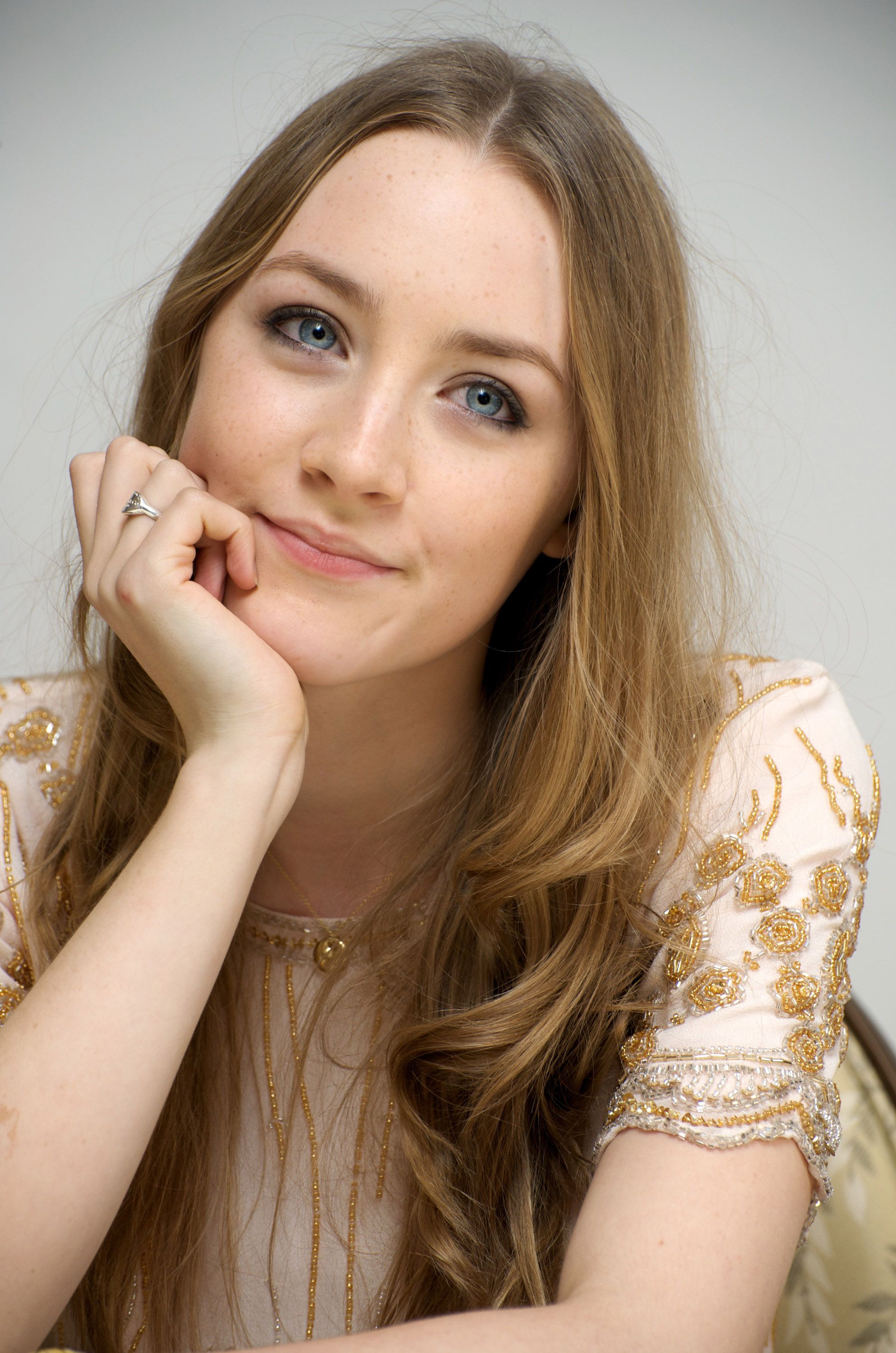 Detail Saoirse Ronan Wallpaper Nomer 8