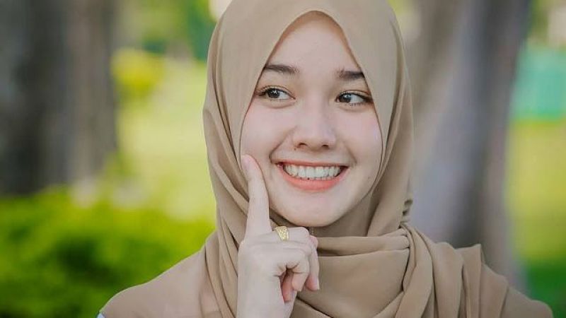 Detail Senyum Wanita Muslimah Nomer 22