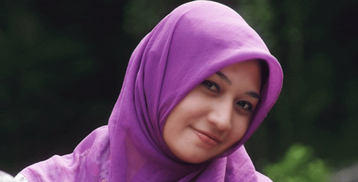 Detail Senyum Wanita Muslimah Nomer 4