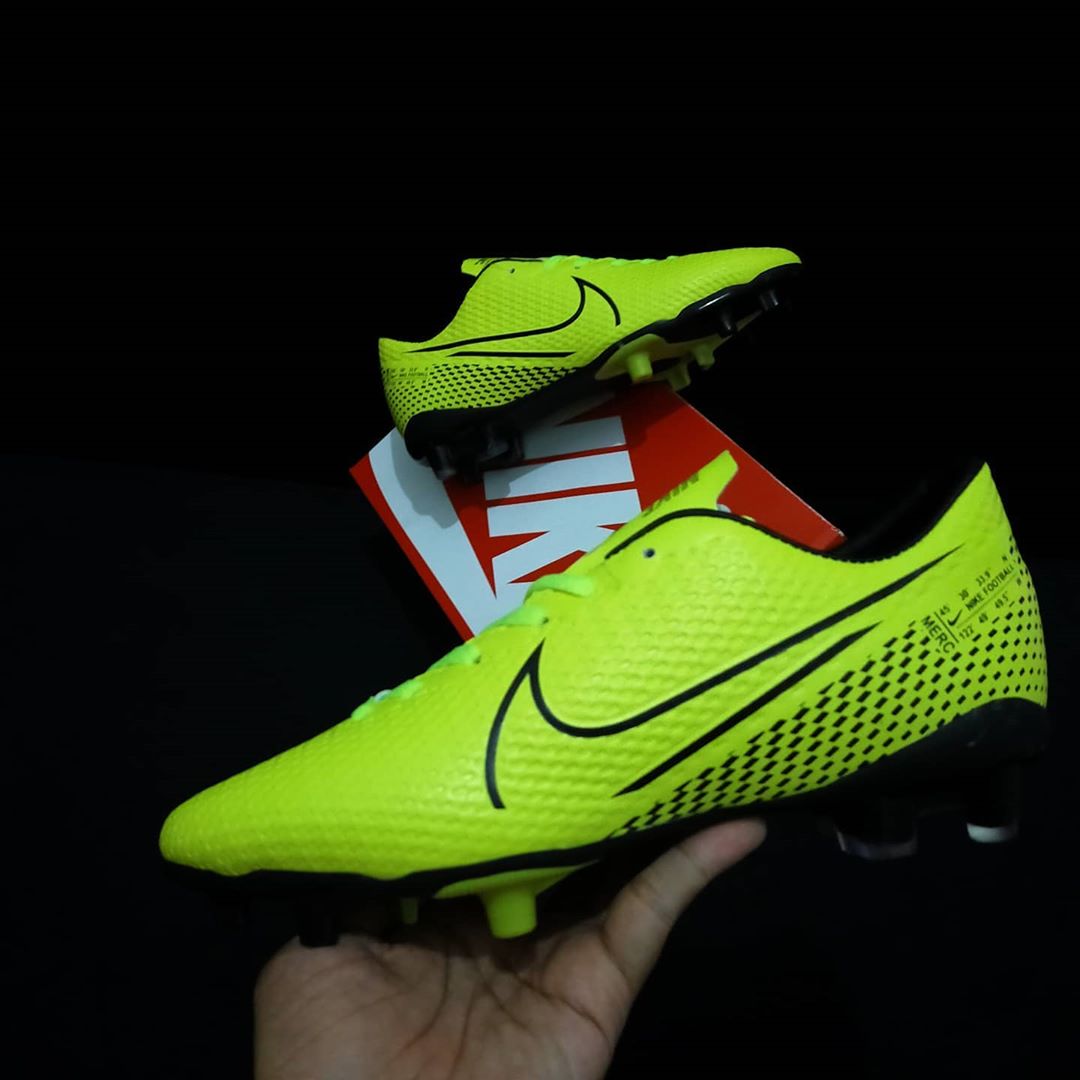 Detail Sepatu Bola Warna Hijau Stabilo Nomer 47