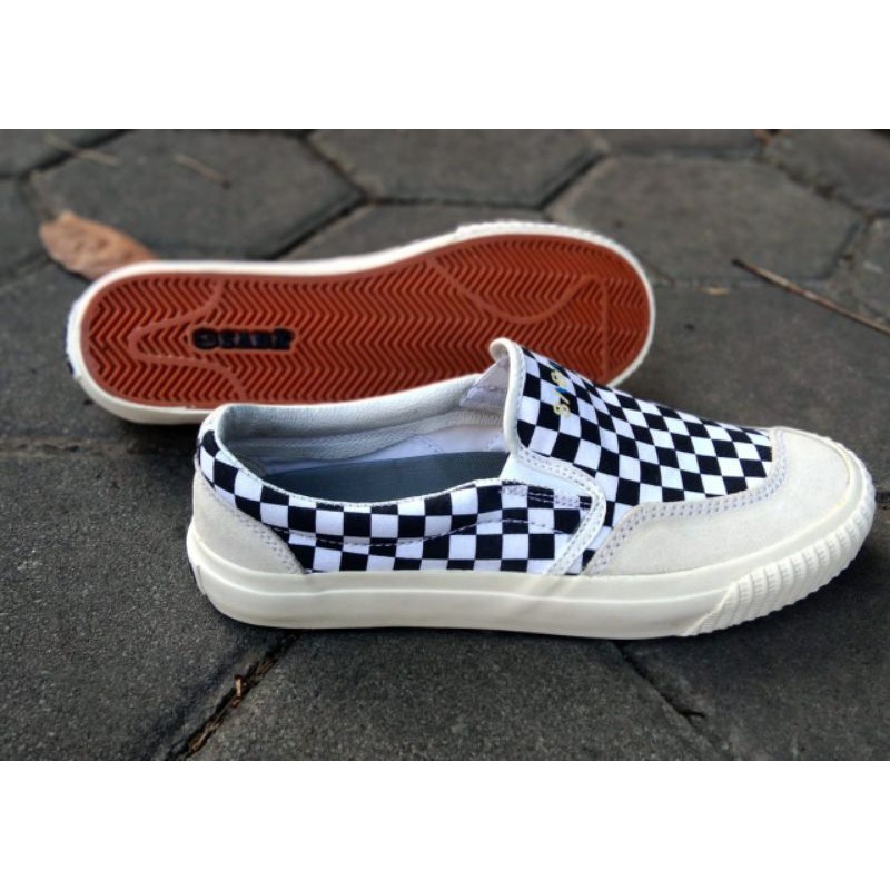 Detail Sepatu Emo Nomer 44