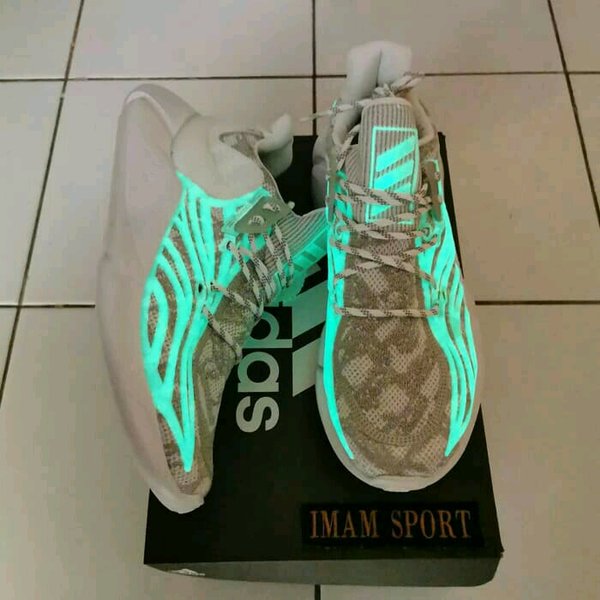 Detail Sepatu Glow In The Dark Nomer 20