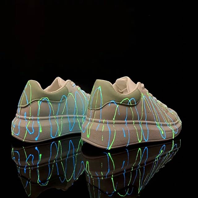 Detail Sepatu Glow In The Dark Nomer 5