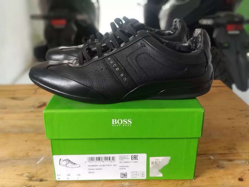 Detail Sepatu Hugo Boss Nomer 22