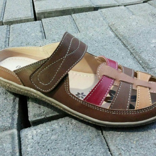 Detail Sepatu Sandal Kulit Wanita Nomer 55