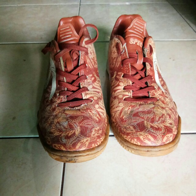 Detail Sepatu Specs Batik Nomer 23