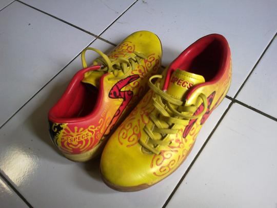 Detail Sepatu Specs Batik Nomer 33