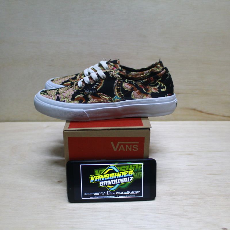 Detail Sepatu Vans Motif Batik Nomer 17