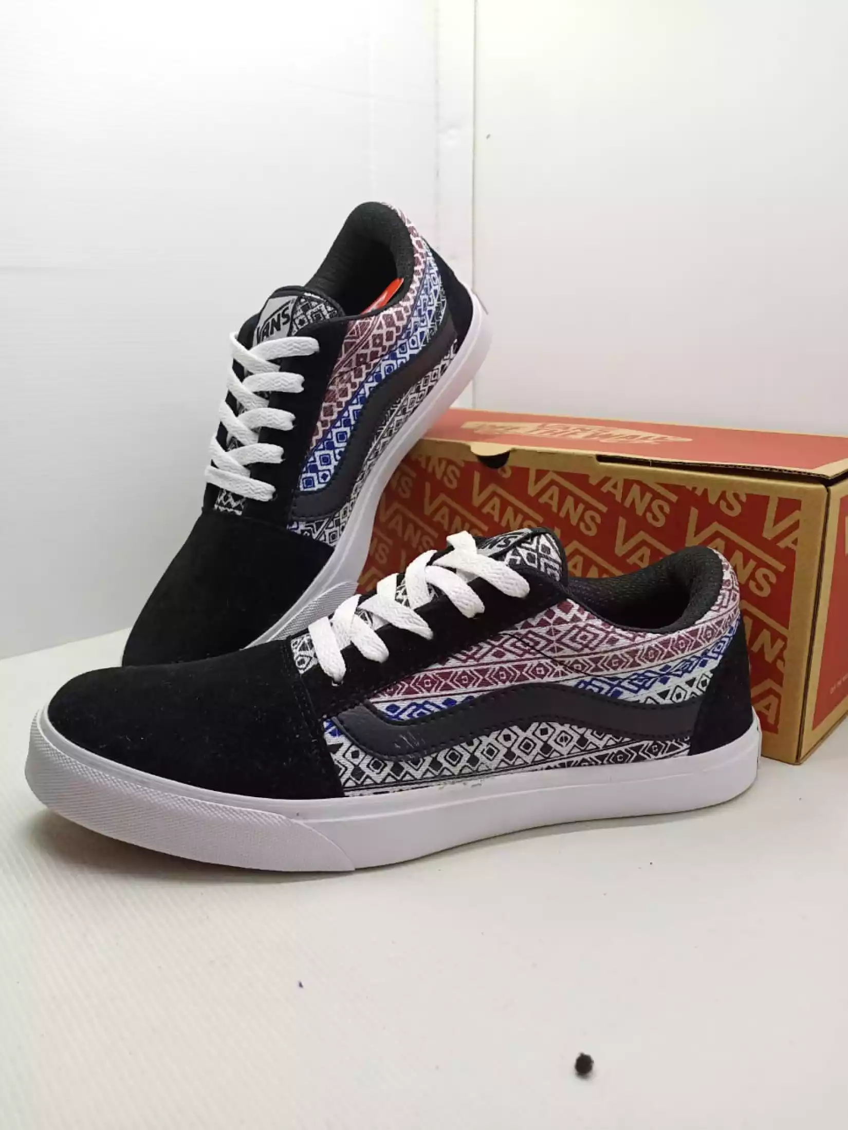 Detail Sepatu Vans Motif Batik Nomer 43