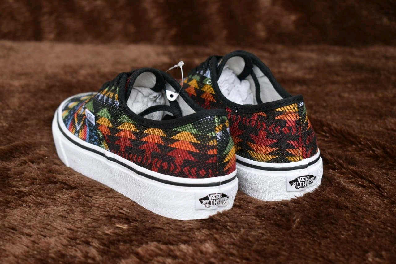 Detail Sepatu Vans Motif Batik Nomer 54