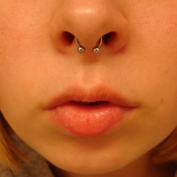 Detail Septum Piercing Horseshoe Flipped Up Nomer 25