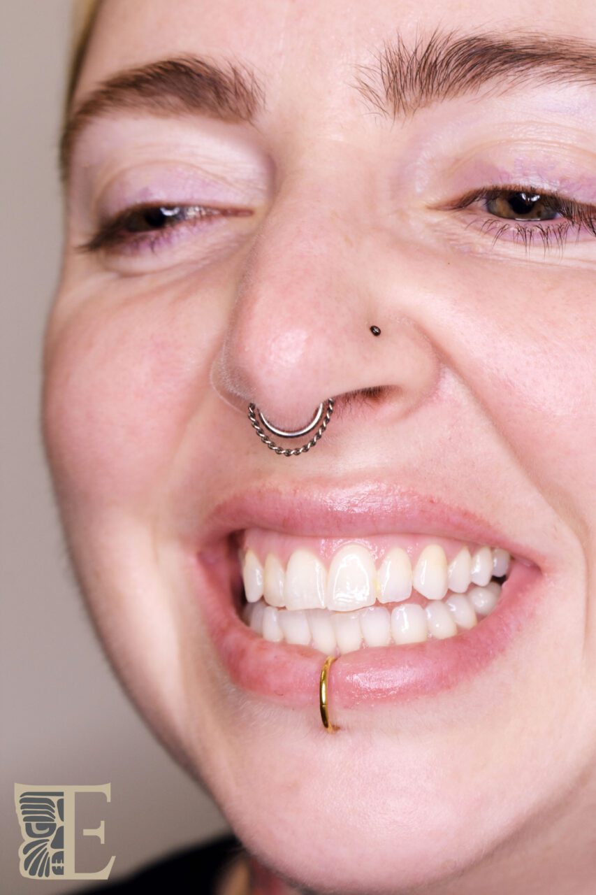 Detail Septum Piercing Horseshoe Flipped Up Nomer 53