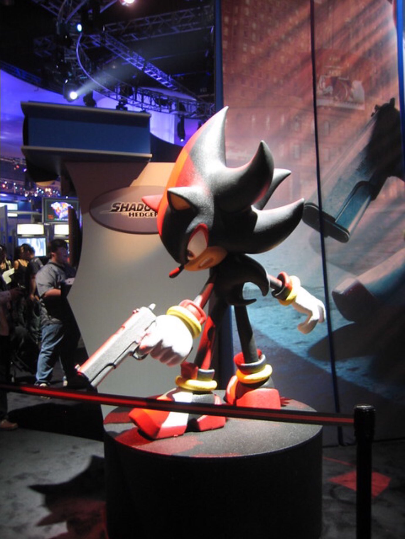 Detail Shadow The Hedgehog Gun Statue Nomer 16