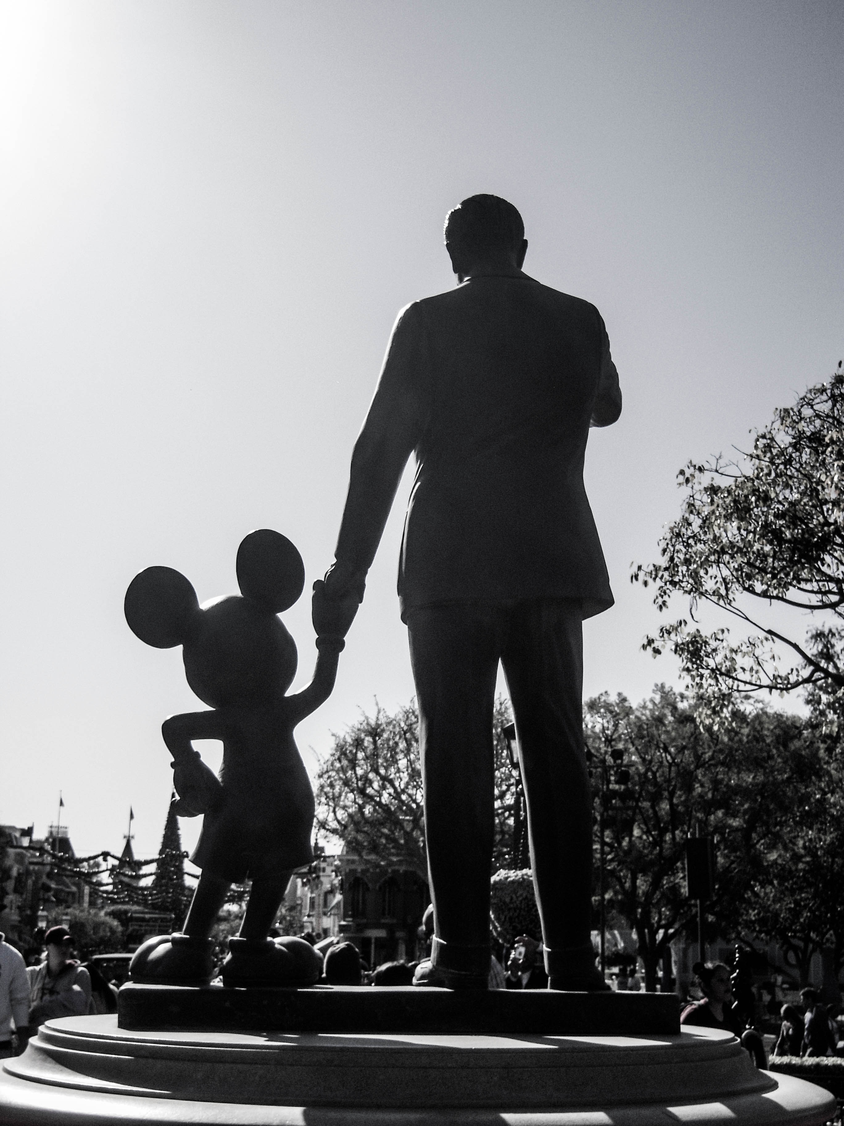 Detail Walt And Mickey Statue Silhouette Nomer 13